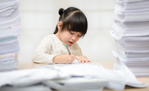 Chicas asiáticas diligentes haciendo la tarea en casa