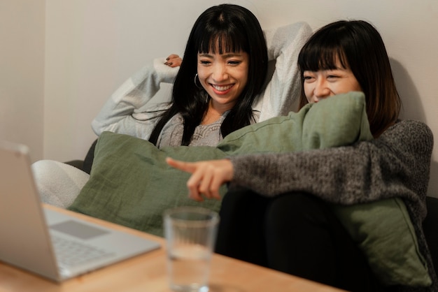 Chicas asiáticas guapas viendo una película juntas