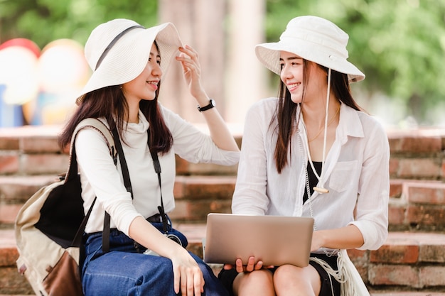 Chicas asiáticas jóvenes y amigos viajeros en la ciudad