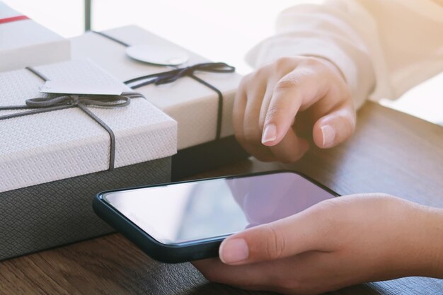 Chicas asiáticas que tienen compras de venta de teléfonos inteligentes presentan un concepto de estilo de vida consumista en el centro comercial