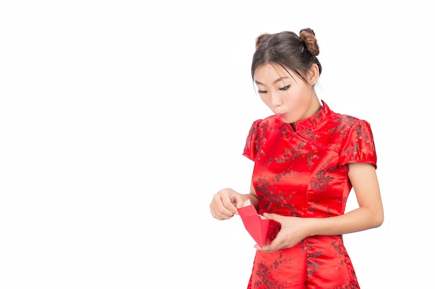 Chicas asiáticas en vestido tradicional y sobres de año nuevo chino.