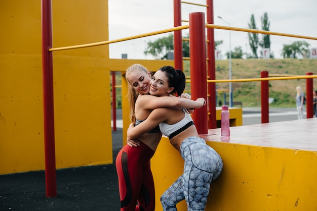 Las chicas atléticas y sexys practican deportes al aire libre. Fitness, estilo de vida saludable