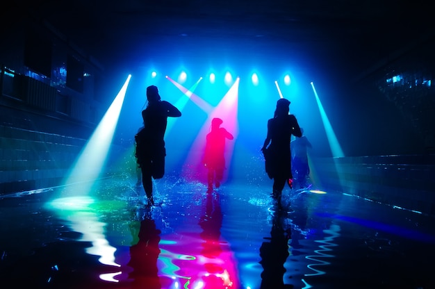 Chicas bailando en el agua con hermosa luz.