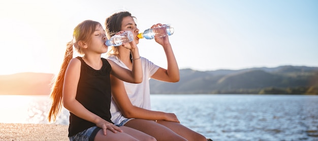 Chicas bebiendo agua