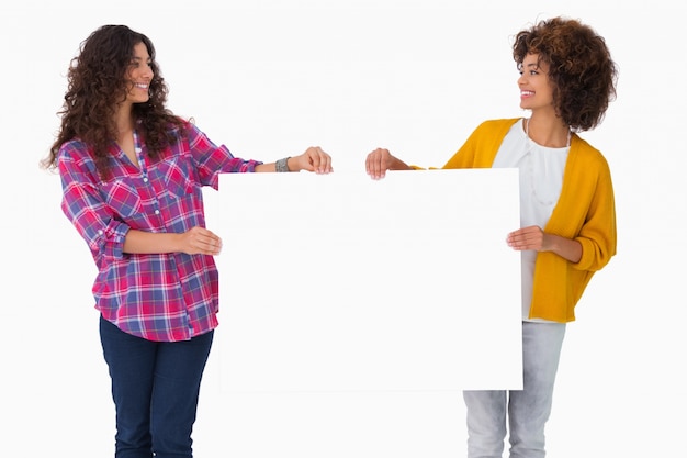 Chicas bonitas con tarjeta en blanco