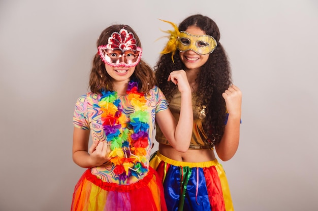 Chicas brasileñas amigas vestidas con ropa de carnaval amistad Celebrando