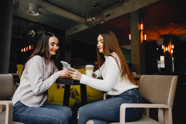 Chicas en el café