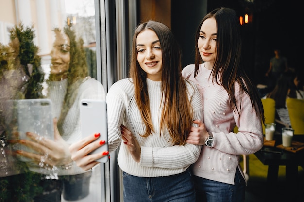 Chicas en el café