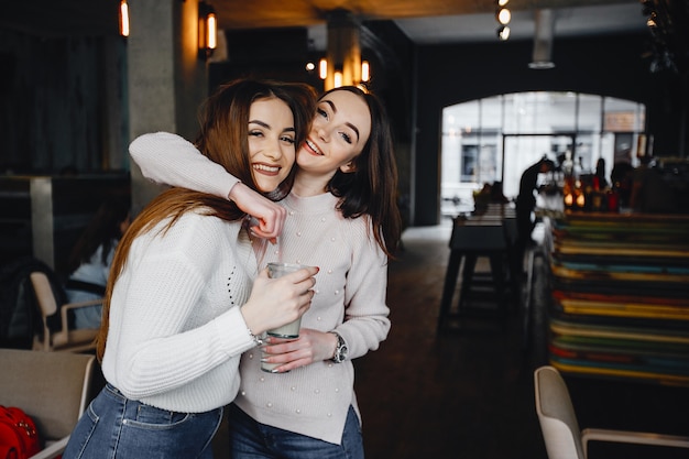 Chicas en el café