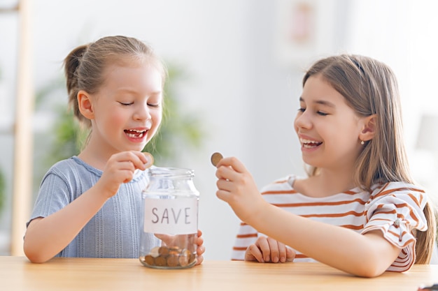 Chicas con caja de monedas