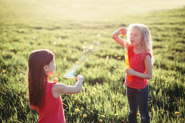 Chicas en el campo contra el cielo