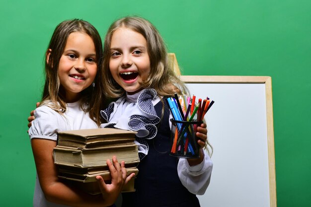 Chicas con caras sonrientes felices y papelería.