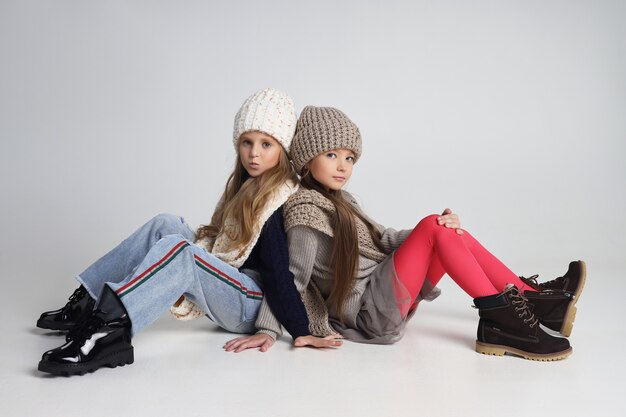 Foto chicas con chaquetas y sombreros para el frío otoñal.