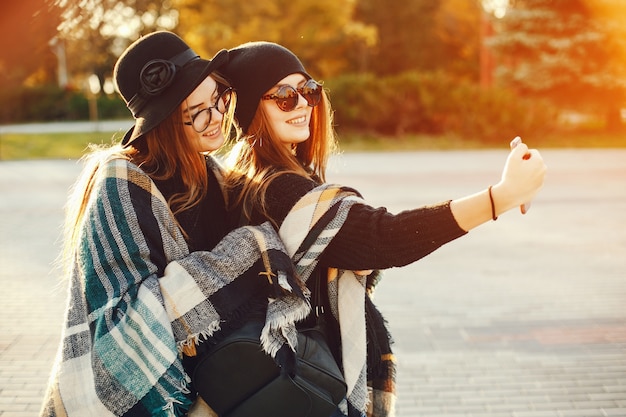 Foto chicas en la ciudad