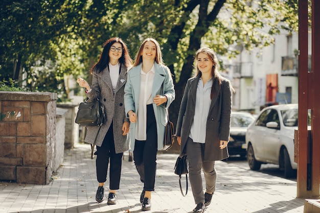 Chicas en una ciudad