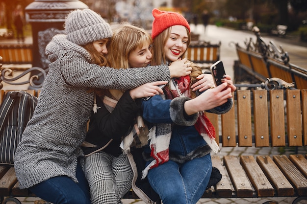 Chicas en una ciudad