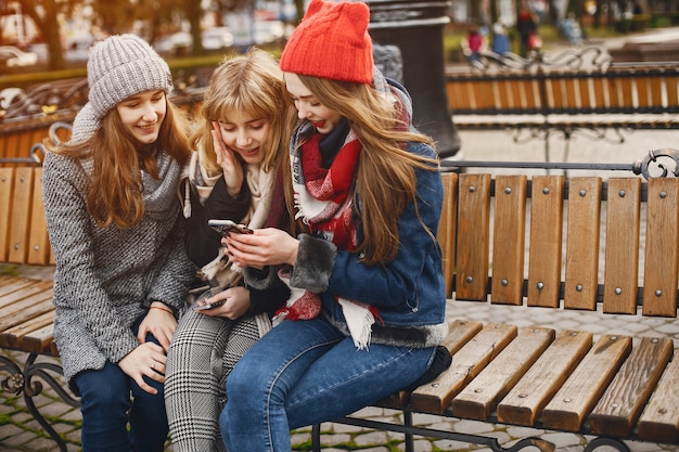 Chicas en una ciudad