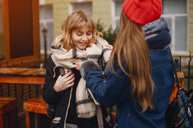 Chicas en una ciudad