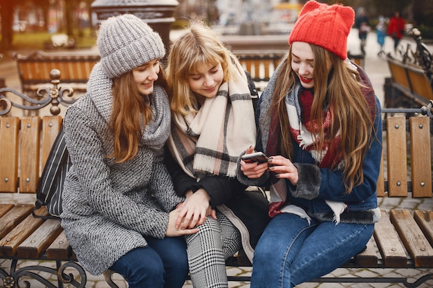 Chicas en una ciudad