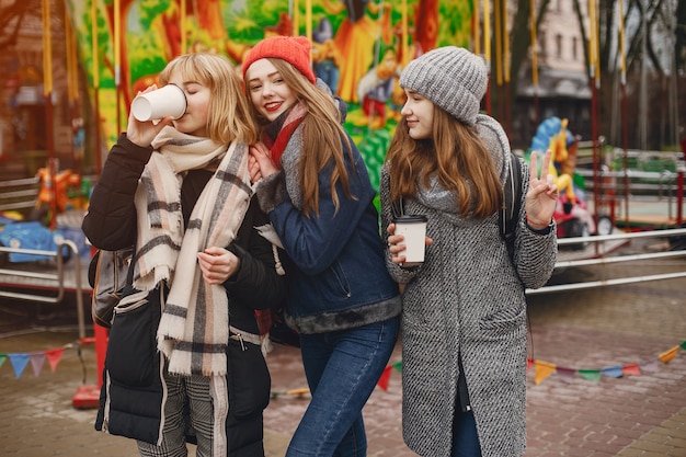 Chicas en una ciudad