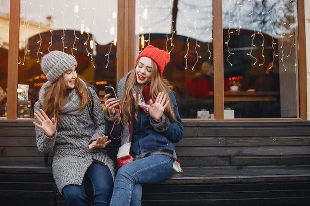 Chicas en una ciudad