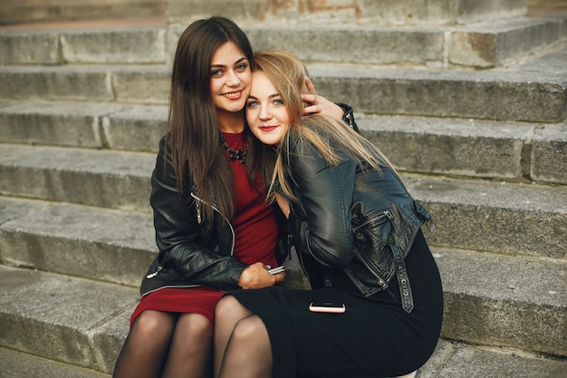 Chicas en una ciudad