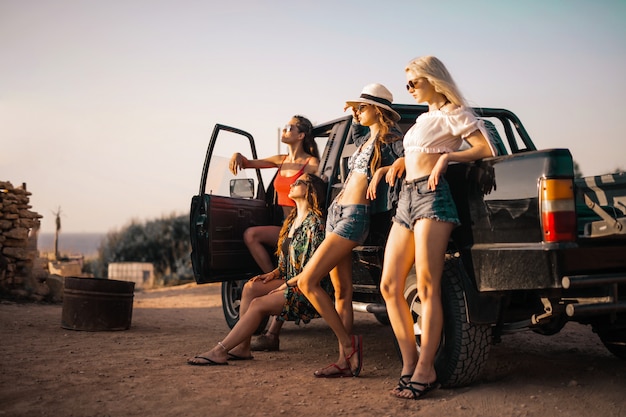 Chicas y un coche