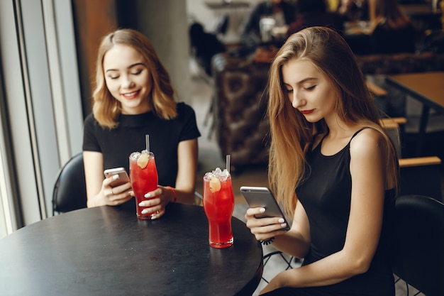 chicas con cócteles