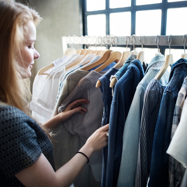 Chicas comprando ropa