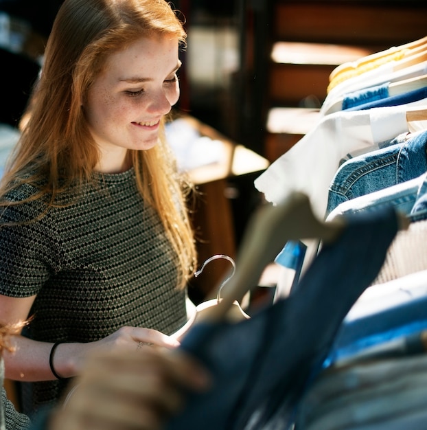 Foto chicas comprando ropa