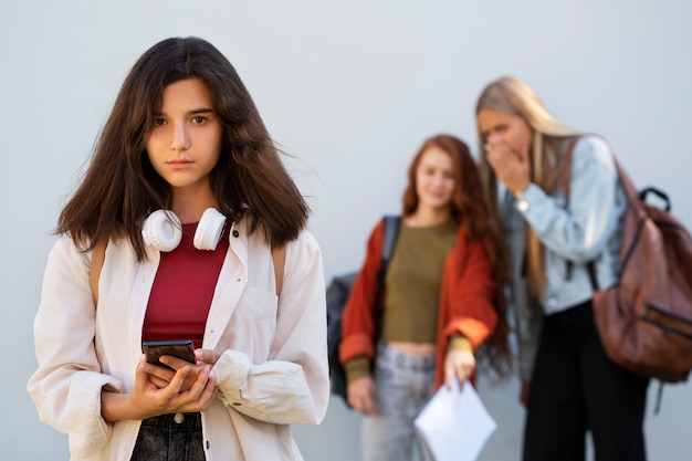 Foto chicas criticando tiro medio adolescente