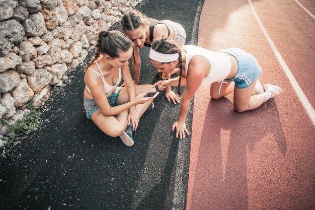 Chicas deportivas revisando una aplicación