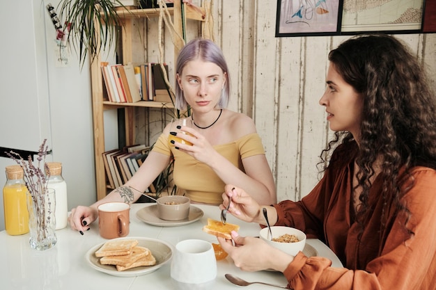 Chicas desayunando en casa