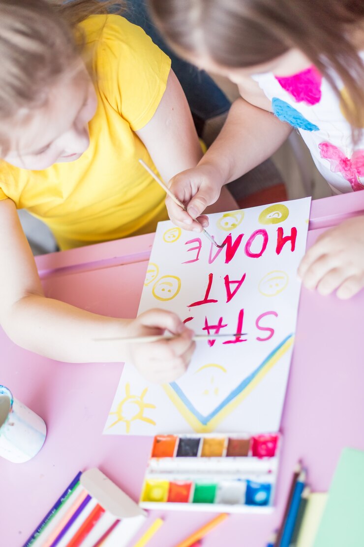 Foto chicas dibujando juntas en casa durante la cuarentena. juegos infantiles, artes de dibujo, concepto quedarse en casa