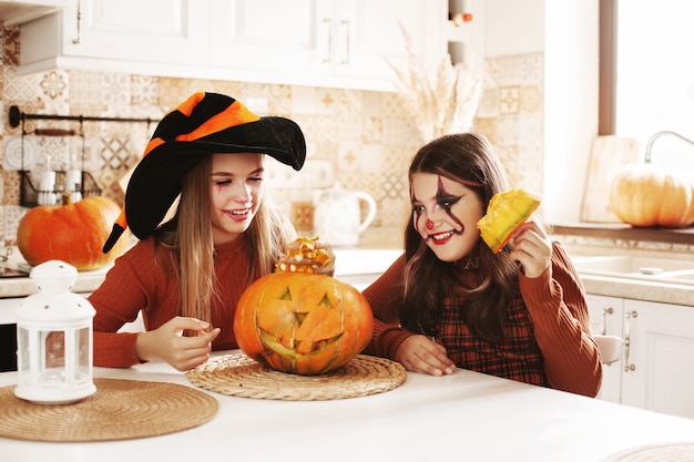 chicas con disfraces y adornos de Halloween.