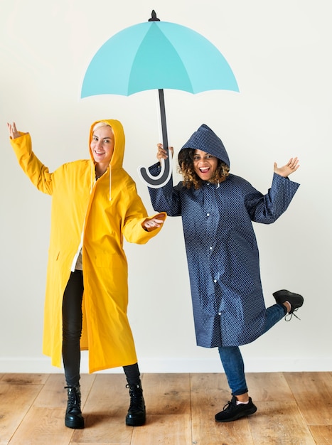 Chicas disfrutando de la temporada de lluvias.