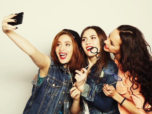 Chicas divertidas, listas para la fiesta, selfie