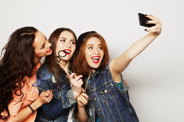 Foto chicas divertidas, listas para la fiesta, selfie