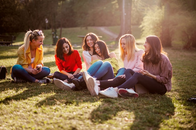 Chicas divirtiéndose al aire libre