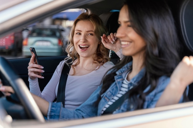 Foto chicas divirtiéndose en el coche