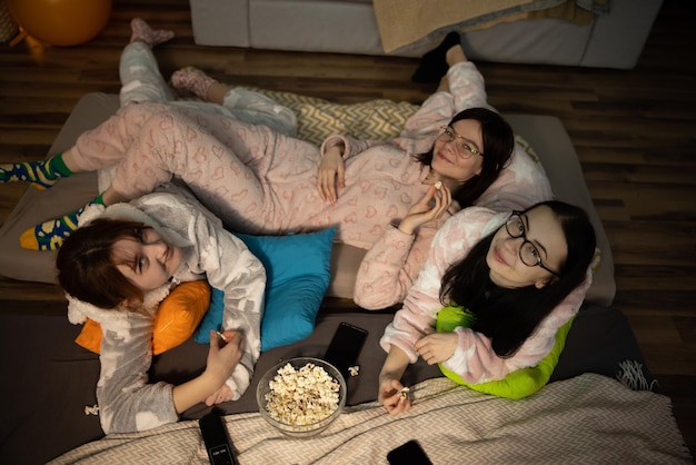 Chicas divirtiéndose juntas en una fiesta de pijamas