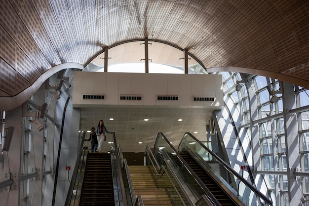 Chicas encima de la gran escalera mecánica en Dubai