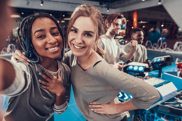 Las chicas están tomando selfie en la sala de juegos.