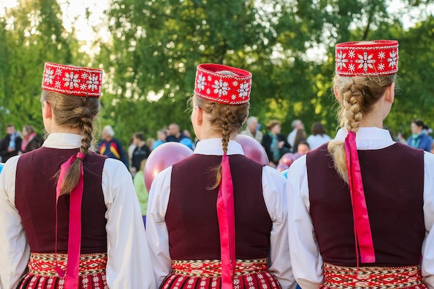 Las chicas están en trajes nacionales.