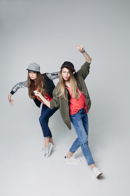 Chicas con estilo hipster bailando hip hop.