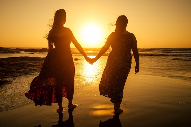 Chicas felices divirtiéndose juntas en los trópicos del paraíso