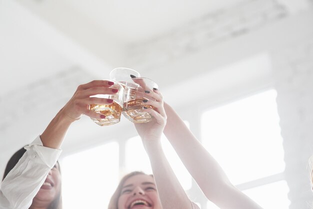 Chicas de fiesta con alcohol