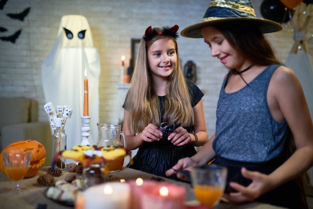 Chicas en fiesta de halloween