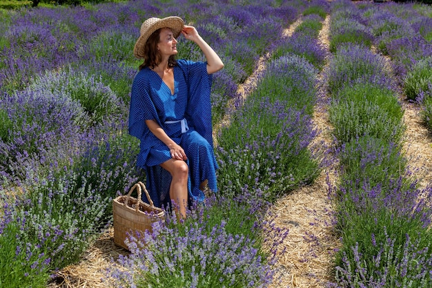 Chicas en flores de lavanda en el campo.