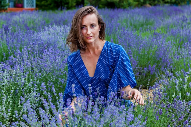 Chicas en flores de lavanda en el campo.